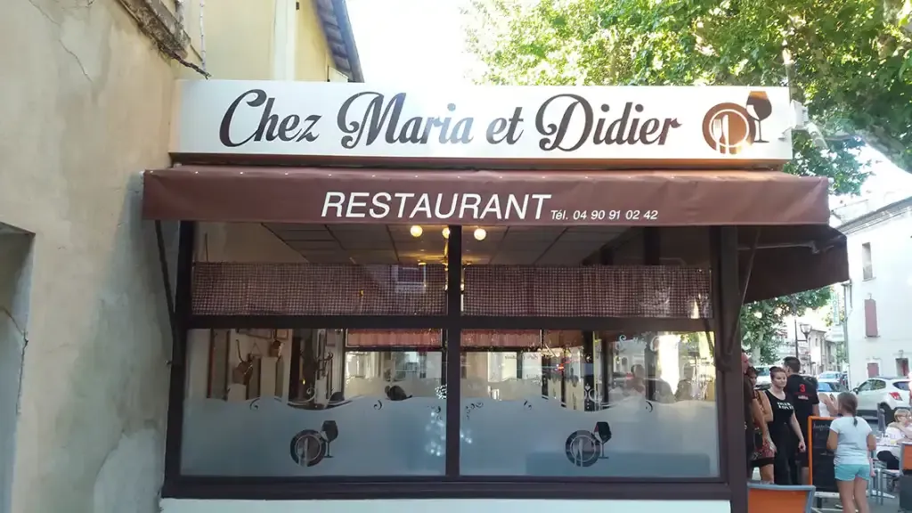 Enseigne et bandeau imprimés sur la façade d’un restaurant.