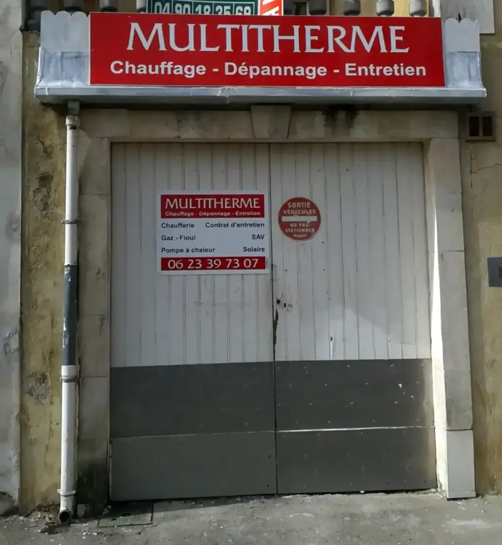 Enseigne publicitaire rouge et panneaux assortis installés sur une façade.
